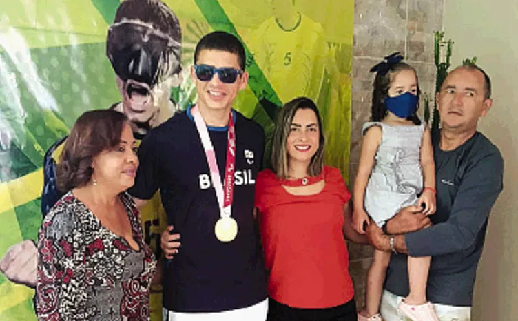 Cássio Reis, com a família em Ituberá, a madrasta Rosângela, a mulher Girlene, a filha Liz e o pai José Ramos: a família feliz | Foto: Levi Vasconcelos | Ag. A TARDE