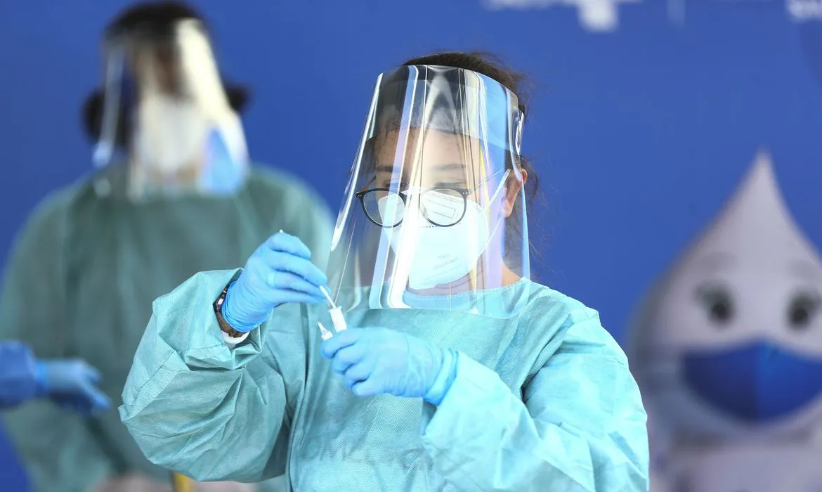 O relatório afirma que as taxas de mortalidade por Covid-19 em hospitais brasileiros flutuam extensivamente desde o início da pandemia | Foto: Marcelo Camargo | Agência Brasil