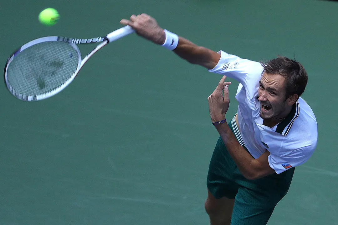 O russo venceu a partida por 3 sets a 0, em uma hora e 56 minutos | Foto: Kena Betancur | AFP