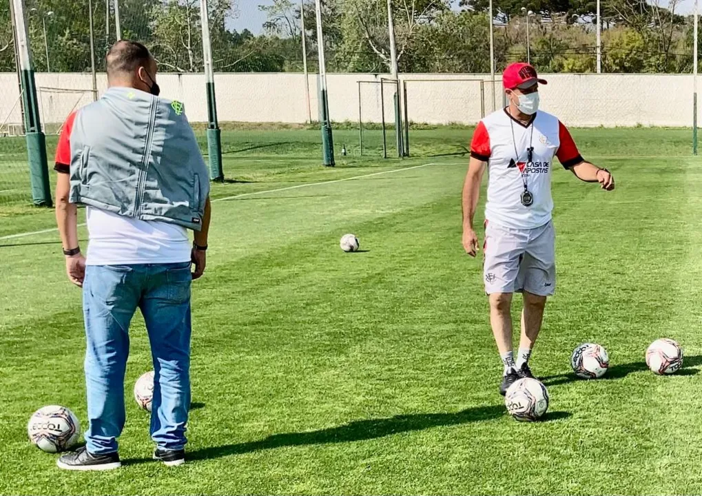 Com Roberto suspenso e Pedrinho no Athletico-PR, Wagner Lopes deve improvisar alguém na lateral-esquerda | Foto: Divulgação | EC Vitória