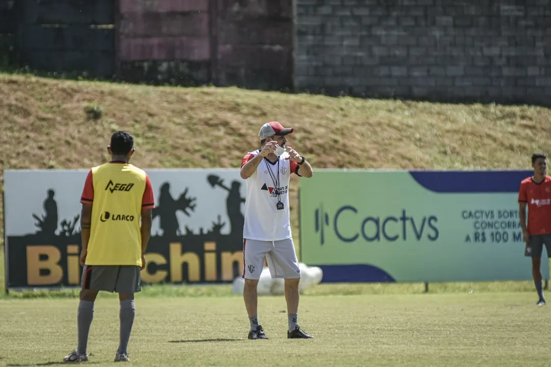 O treinador tentará ser o primeiro a conseguir duas vitórias seguidas pelo rubro-negro na Série B | Foto: Pietro Carpi | EC Vitória