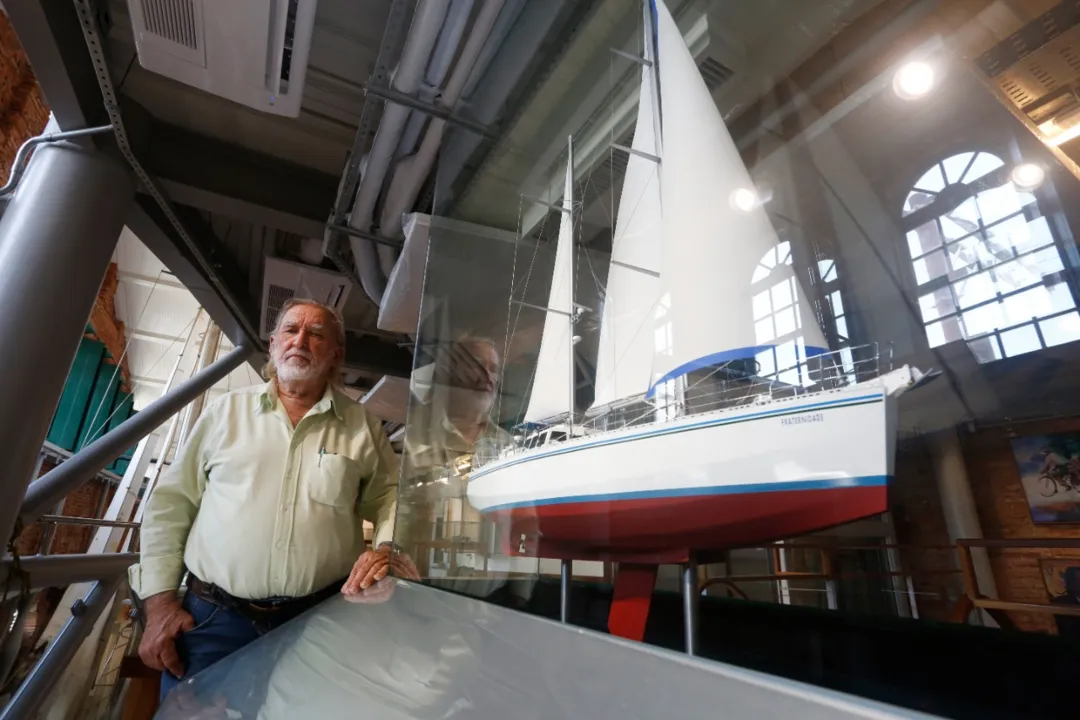 O engenheiro velejador e a embarcação Três Marias | Foto: Olga Leiria / Ag. A TARDE