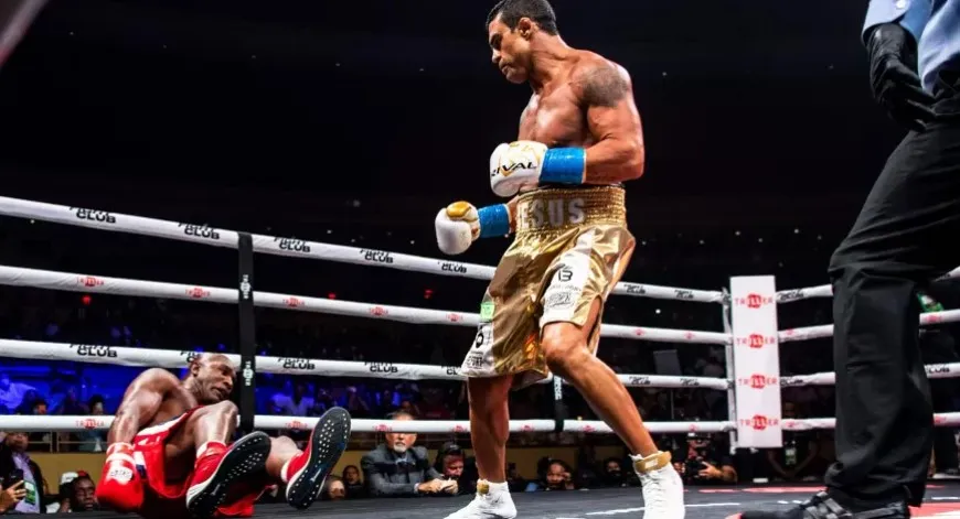 Evander Hollyfield apanhou desde o início da luta | Foto: Chandan Khanna | AFP