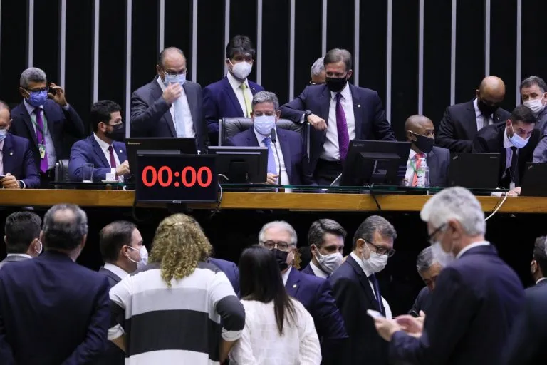 Projetos versam sobre distribuição de cargos proporcionais, percentagem mínima de cadeiras para mulheres e retorno da propaganda partidária gratuita em rádio e TV