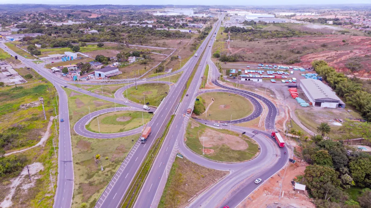 Viaduto da Cascalheira, em Camaçari: região do Litoral Norte, além de novas moradias, ganhou novos empreendimentos comerciais | Foto: Josué Silva | Seinfra