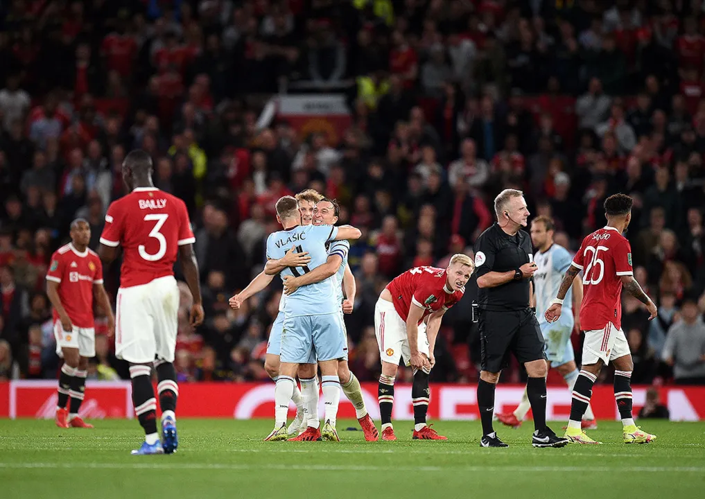 Os Hammers garantiram em Old Trafford a vaga nas oitavas de final da competição | Foto: Oli Scarff | AFP