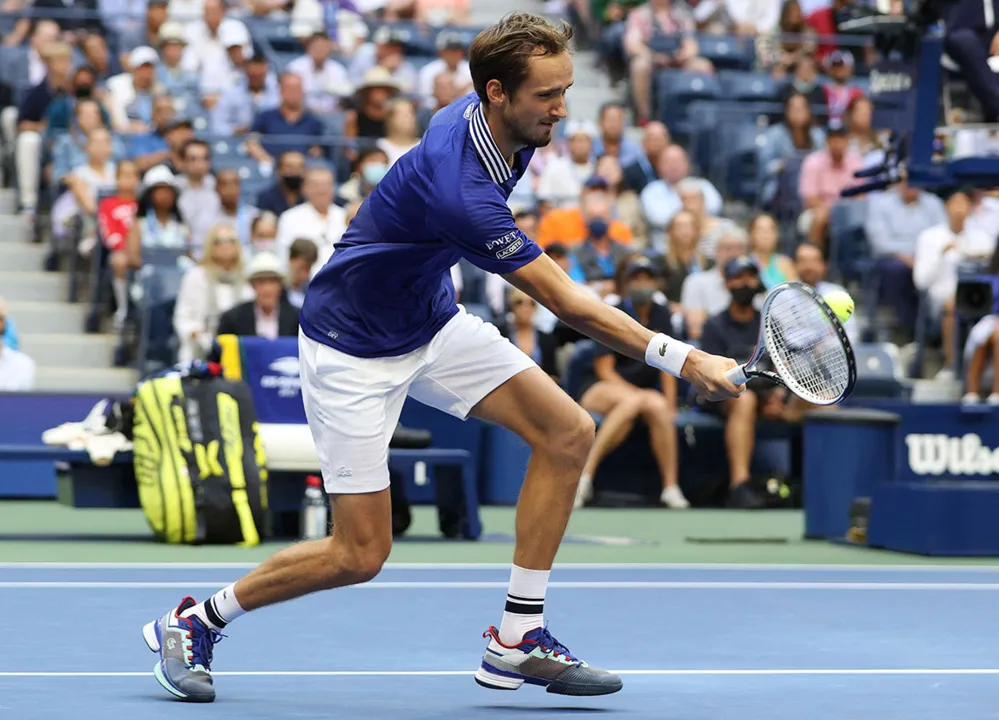O tenista russo bateu o jovem canadense por 2 sets a 1, em duas horas e três minutos de jogo | Foto: Elsa | Getty Images via AFP