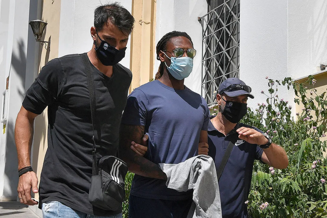 Segundo fontes judiciais, o atleta do Olympiakos (C), de 27 anos, não terá nenhuma restrição | Foto: Louisa Gouliamaki | AFP