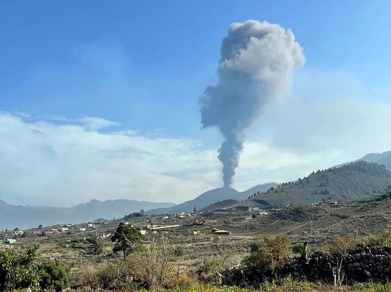 Vulcão 'Cumbre Vieja' diminui de intensidade após oito dias da erupção | Foto: Desiree Martin | AFP