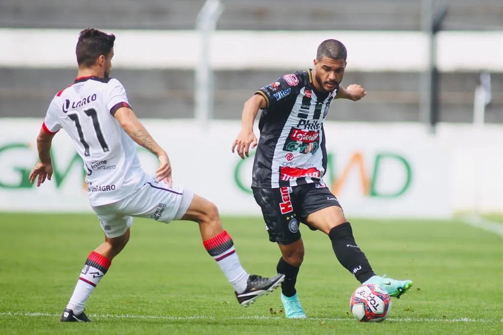 Rubro-negro soube segurar ímpeto da equipe mandante e conquistou sua primeira vitória fora de casa nesta Série B