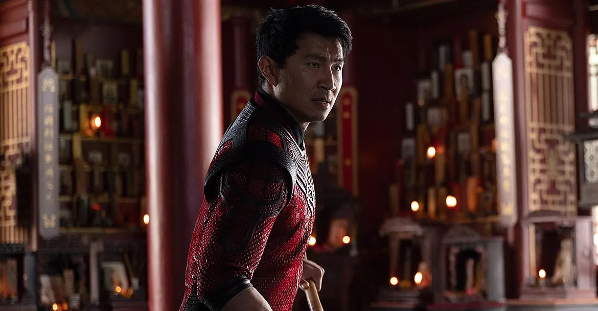 Até outro dia desconhecido, o ator Simu Liu é Shang-Chi | Foto: The Walt Disney Company | Divulgação