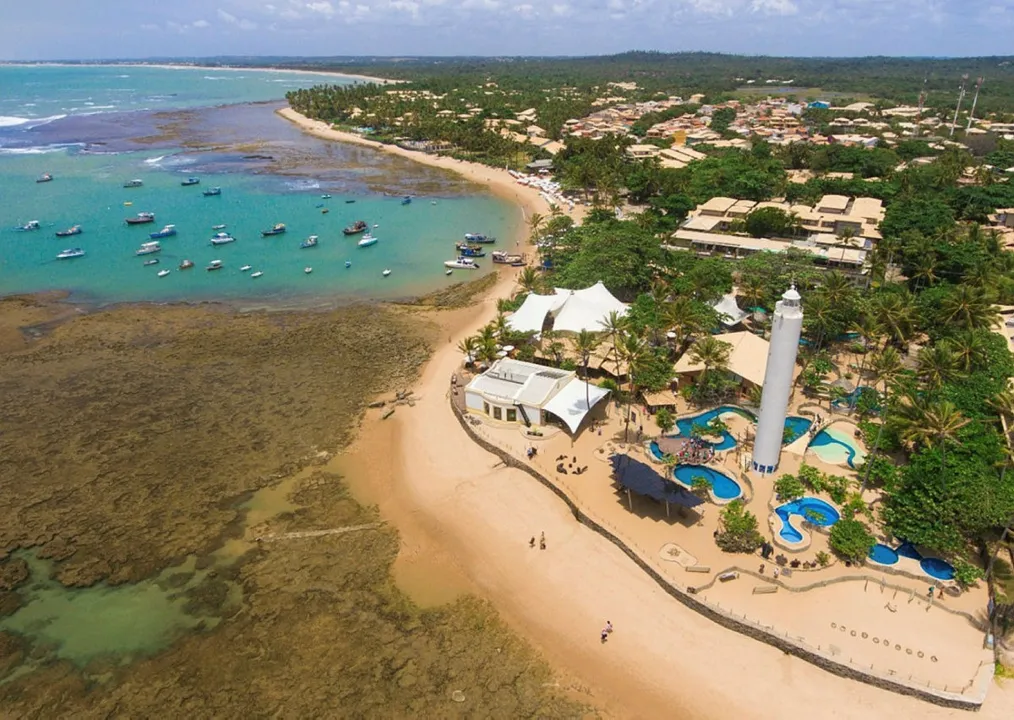 Praia do Forte é aquecida pelo turismo interno | Foto: Heder Novaes | Divulgação