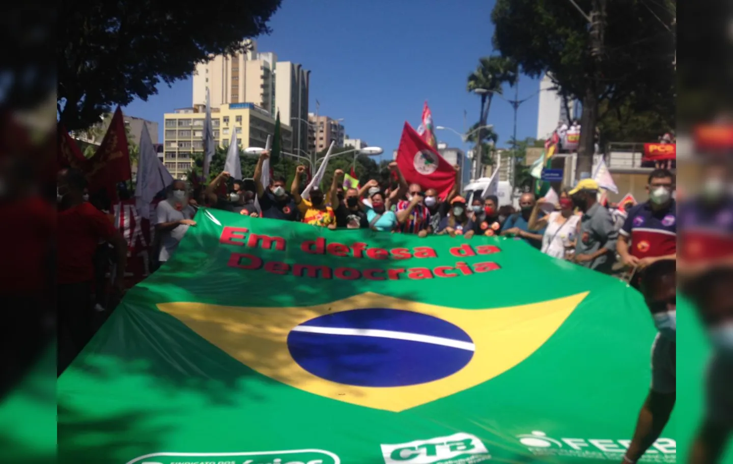 Na manifestação é possível ver cartazes com palavras de ordem que pedem a saída de Bolsonaro | Foto: Olga Leiria | Ag. A TARDE