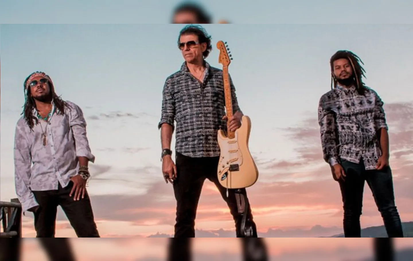 Geo (centro), ex-guitarrista da lendária Mar Revolto, com Petão e Állefe, que são pai e filho | Foto: Consuelo Lopes | Divulgação