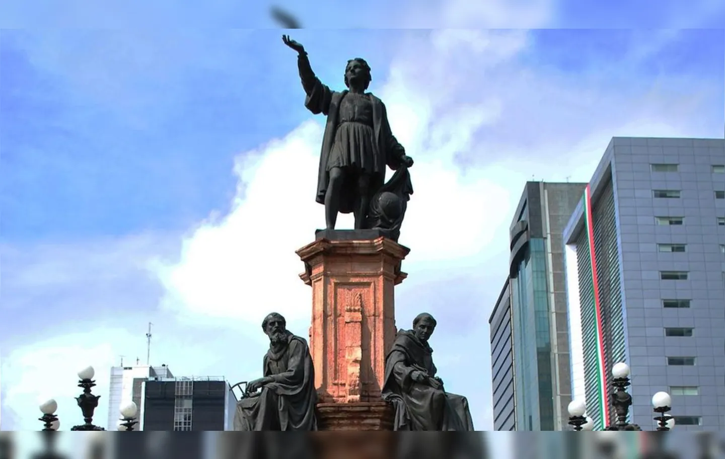 A estátua de Colombo e outros monumentos já foram alvos de protestos de feministas e outros manifestantes