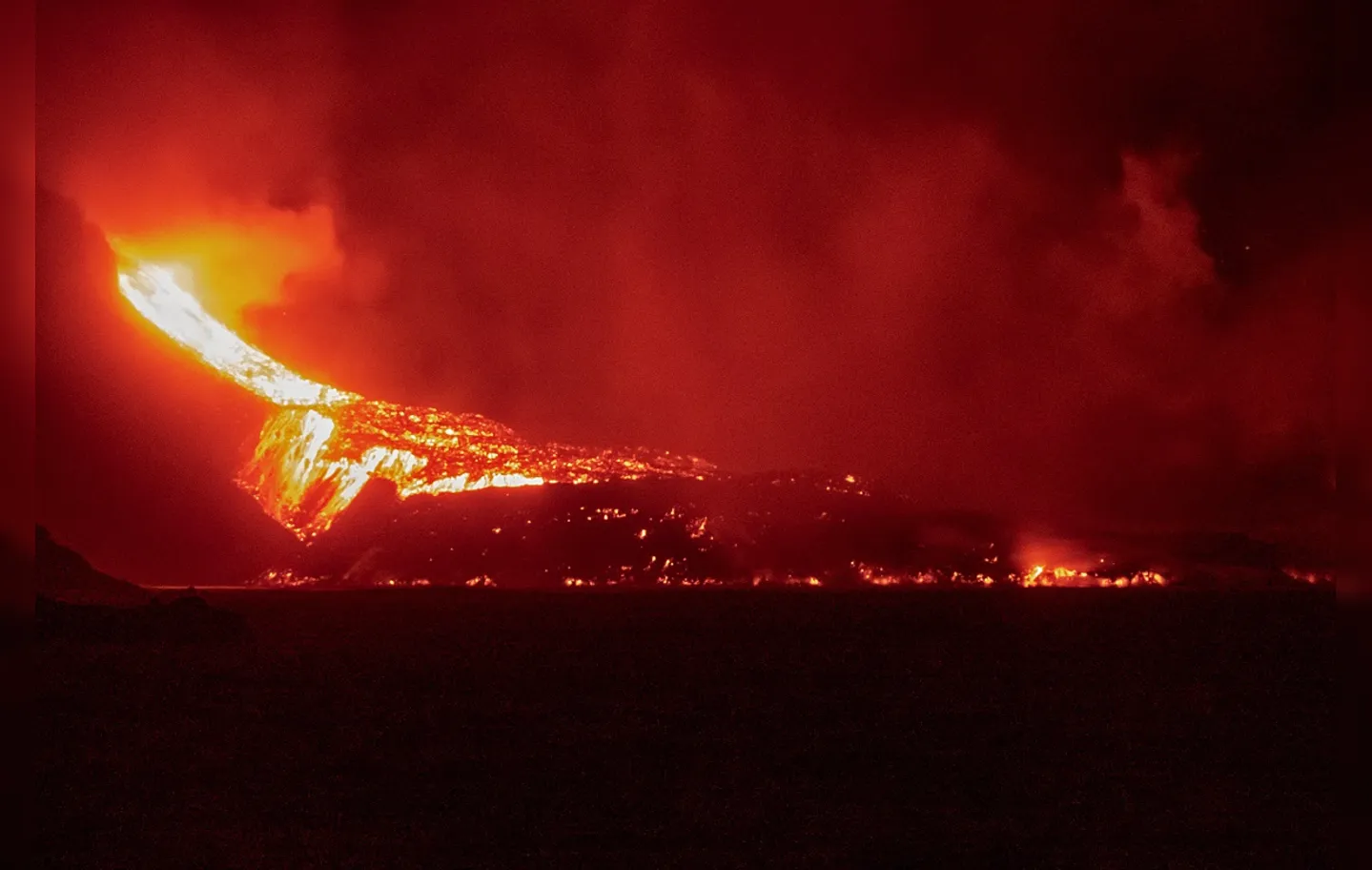 A cascata de lava continua a desaguar no Oceano Atlântico | Foto: Sunsets Sweden | AFP