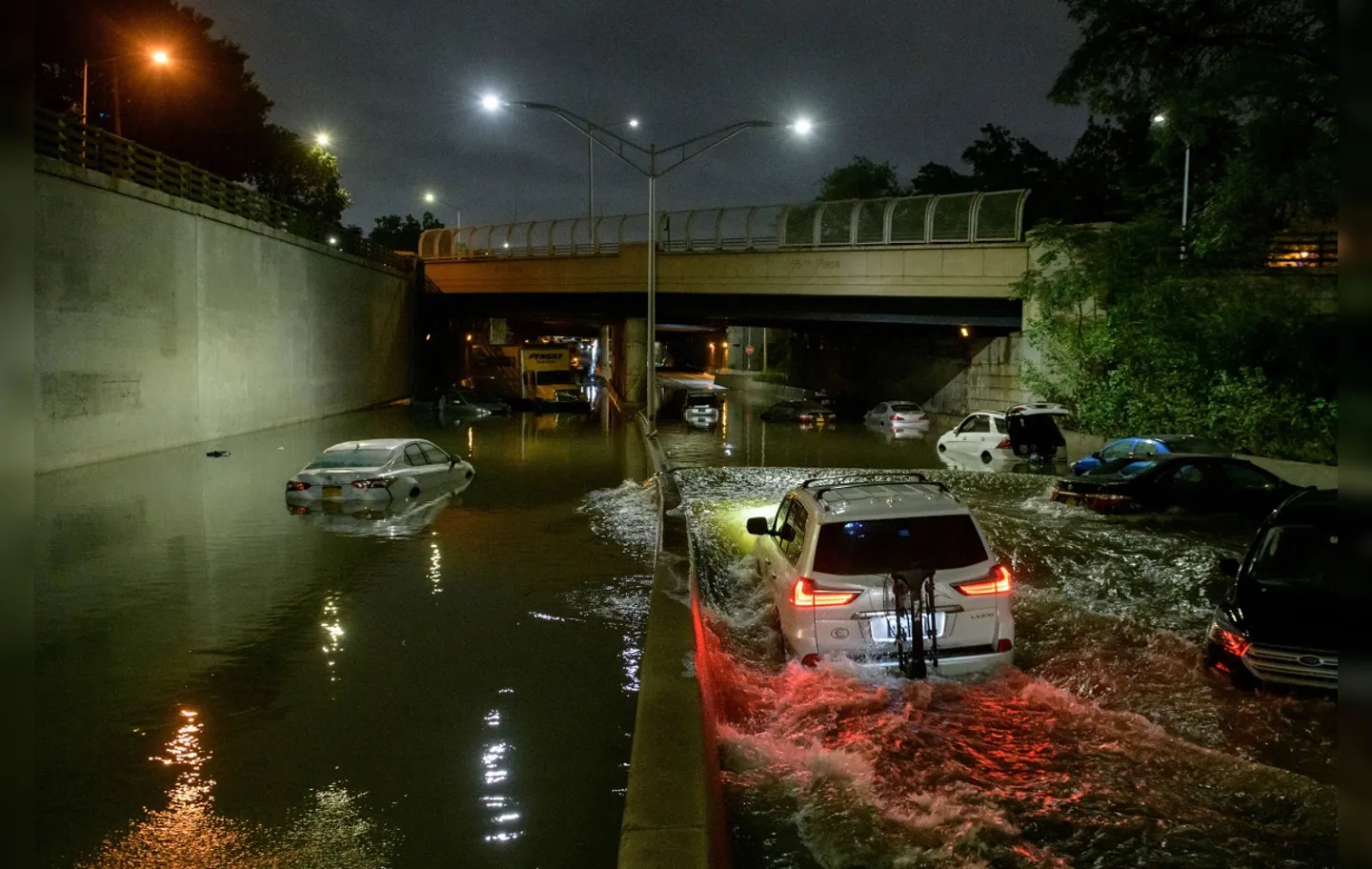 A tempestade tropical provocou grandes inundações | Foto:Ed Jones | AFP