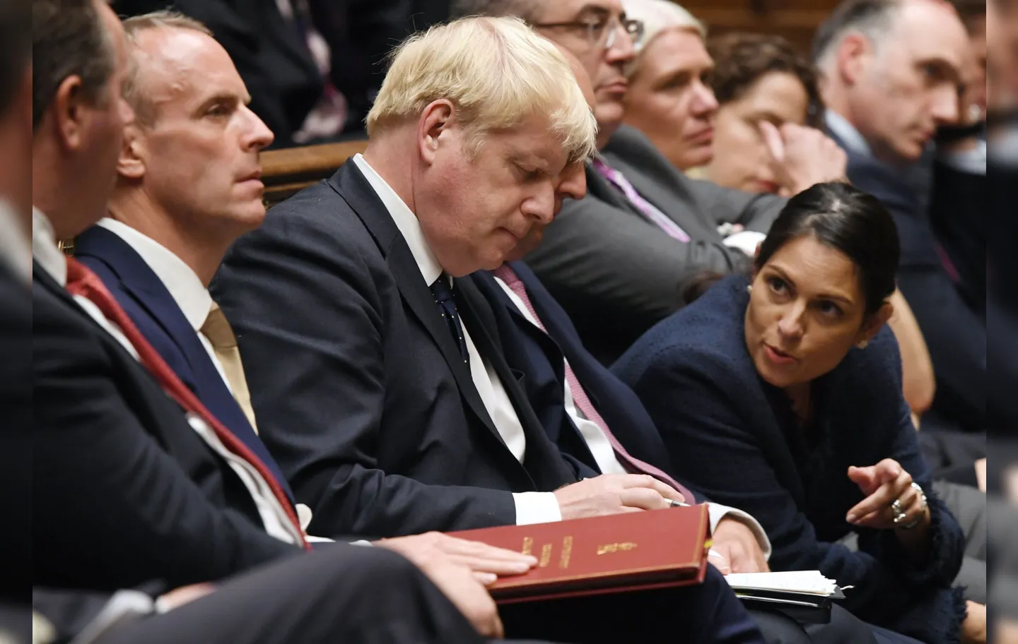 O primeiro-ministro Boris Johnson, e ministra do Interior, Priti Patel, querem barrr migrantes em alto-mar | foto: Jessica Taylor / AFP