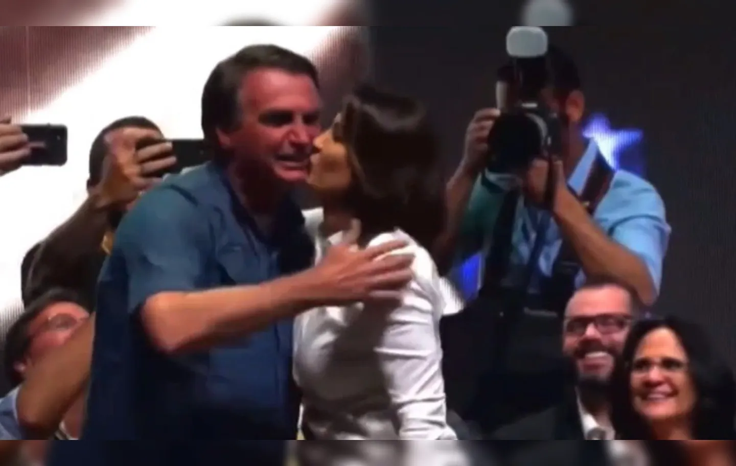 Bolsonaro beija Michelle após declarações de Rodrigo Maia | Reprodução | Redes Sociais