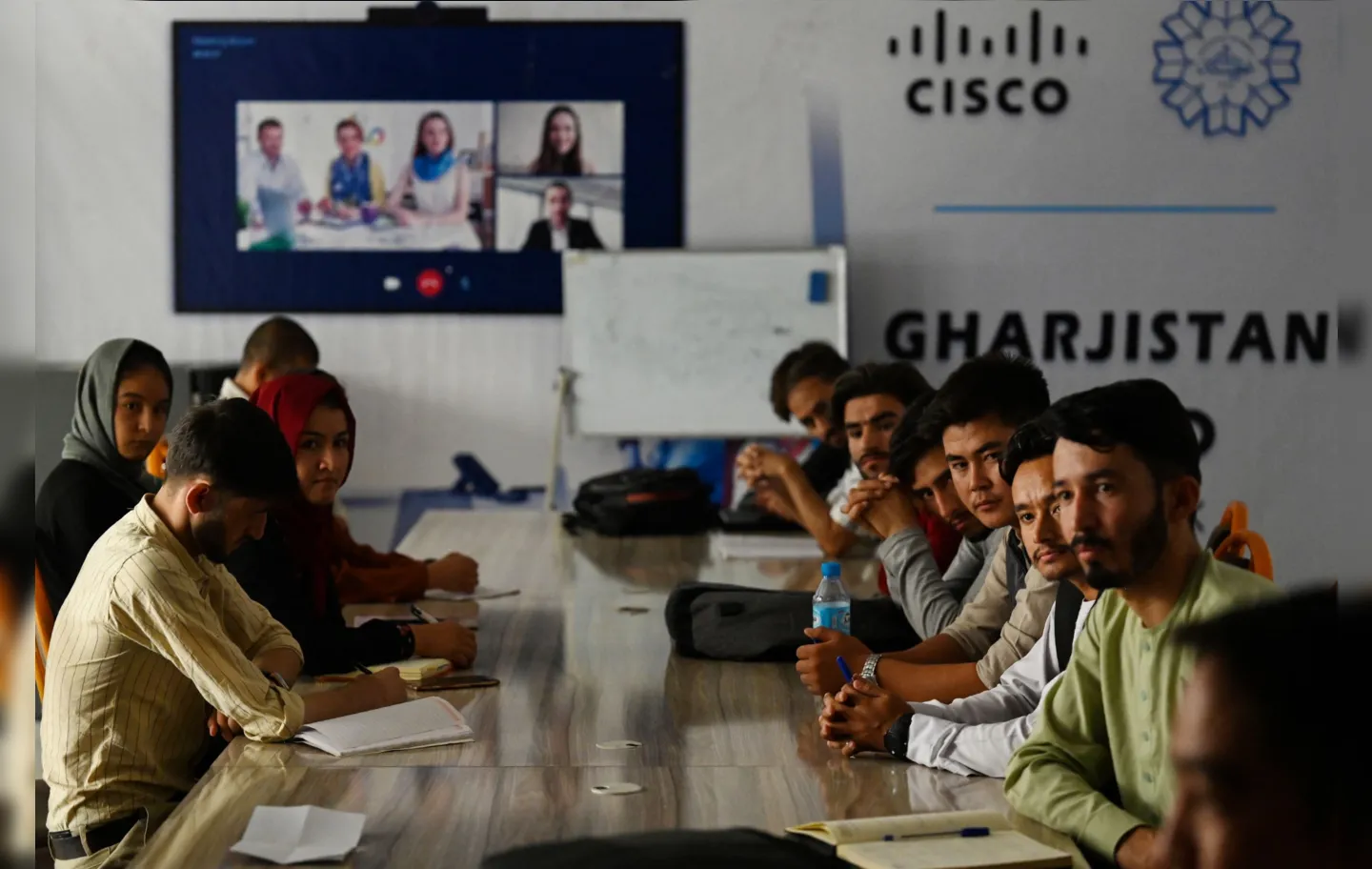 Universitários homens não poderão mais assistir aulas junto com mulheres no Afeganistão