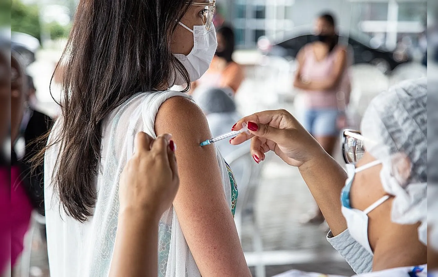 Pessoas com 18 anos ou mais residentes de Salvador só poderão se vacinar através de agendamento nas Prefeituras-bairros | Foto: Divulgação