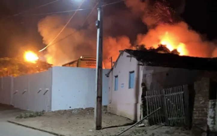 Imagem ilustrativa da imagem Incêndio de grandes proporções atinge ônibus escolares da Prefeitura de Santa Inês