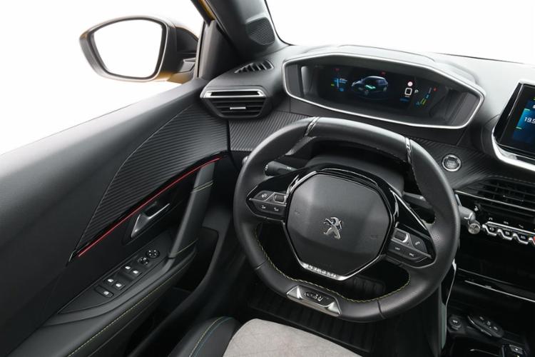 Imagem ilustrativa da imagem Peugeot 208 elétrico começa a ser vendido no Brasil
