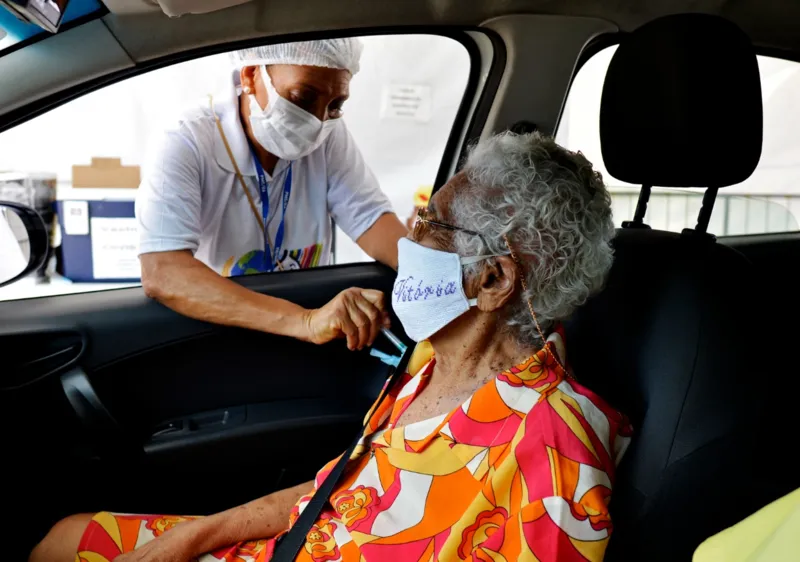 Imunizados relatam alívio em dia de retomada da vacinação contra a Covid-19 em Salvador
