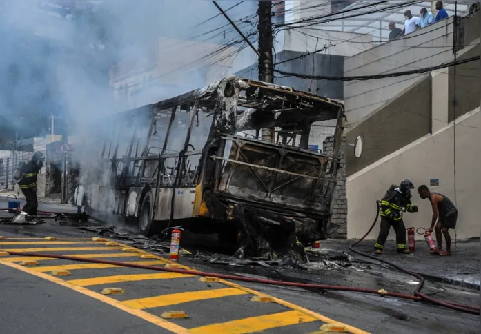 Imagem ilustrativa da imagem Ônibus pega fogo na Barra; motorista suspeita de pane elétrica