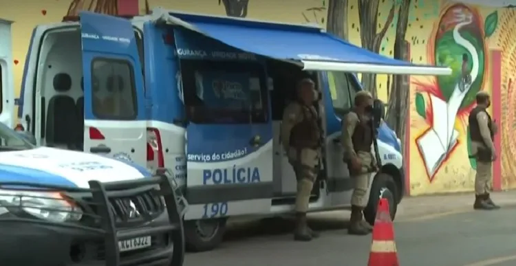PM montou uma base no acesso a rua em que aconteceu o crime | Foto: Reprodução | TV Bahia