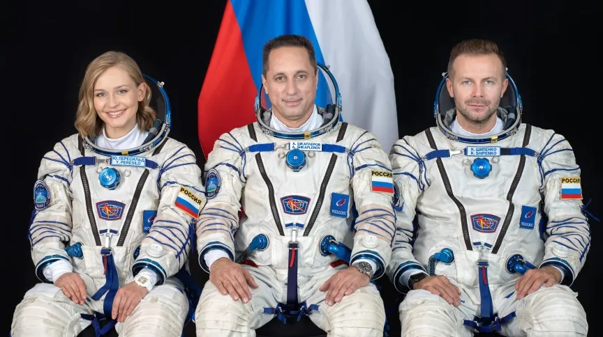 Membros da equipe (a partir da esquerda): a atriz Yulia Peresild, o veterano cosmonauta russo Anton Shkaplerov e o produtor de cinema Klim Shipenko | Foto: NASA