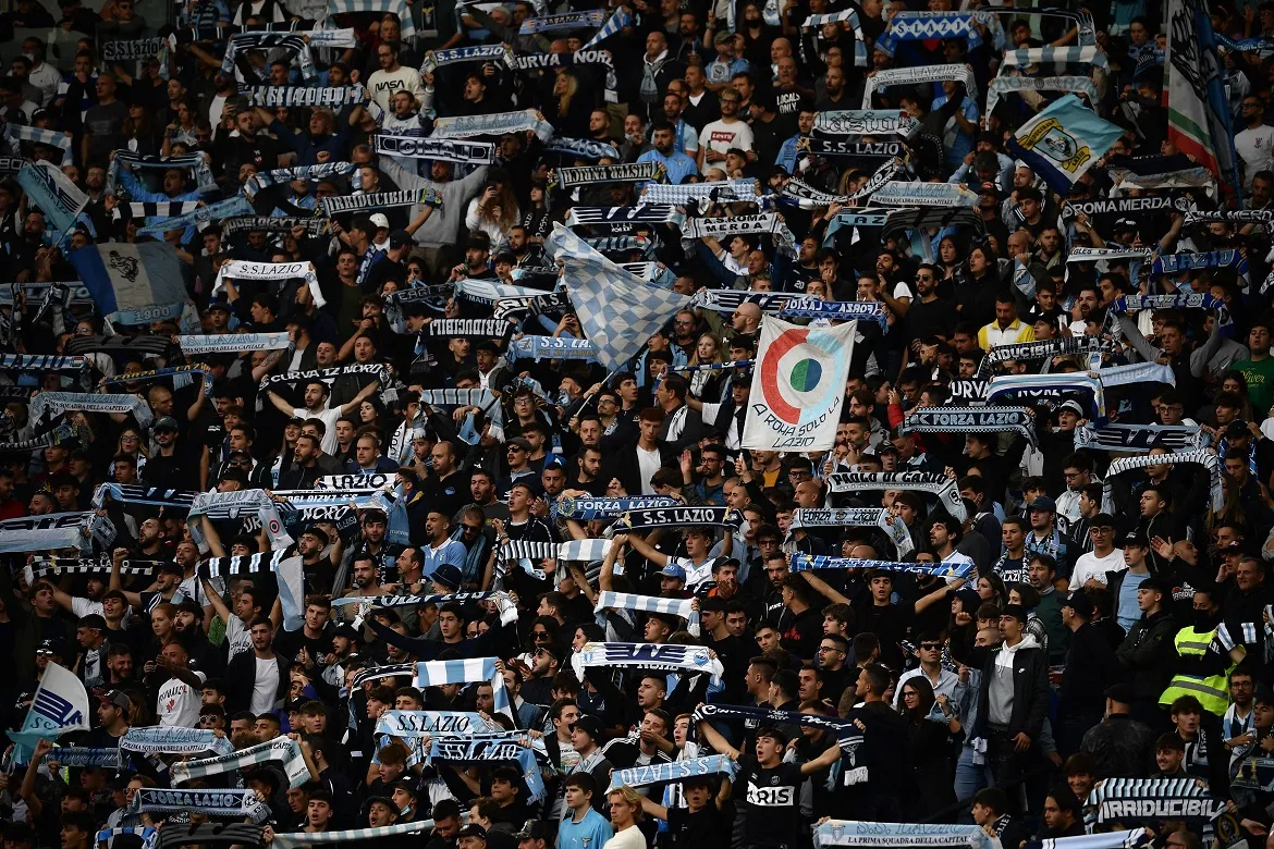 A Lazio é conhecida por ter uma base de torcedores fascistas e foi punida no passado pela Uefa pelo comportamento de seus torcedores radicais, chamados de "ultras" | Foto: AFP