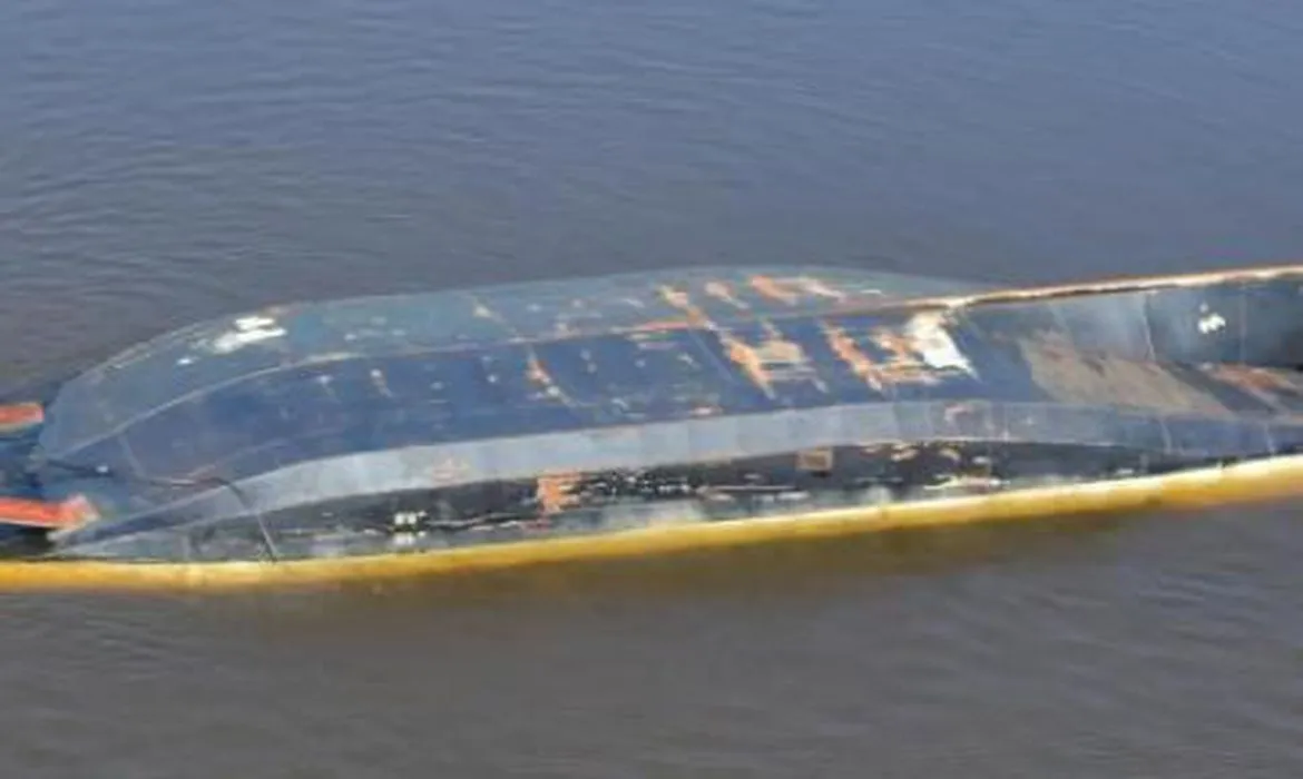 Havia 21 pessoas a bordo do barco-hotel. | Foto: Distrito Naval/ Marinha do Brasil