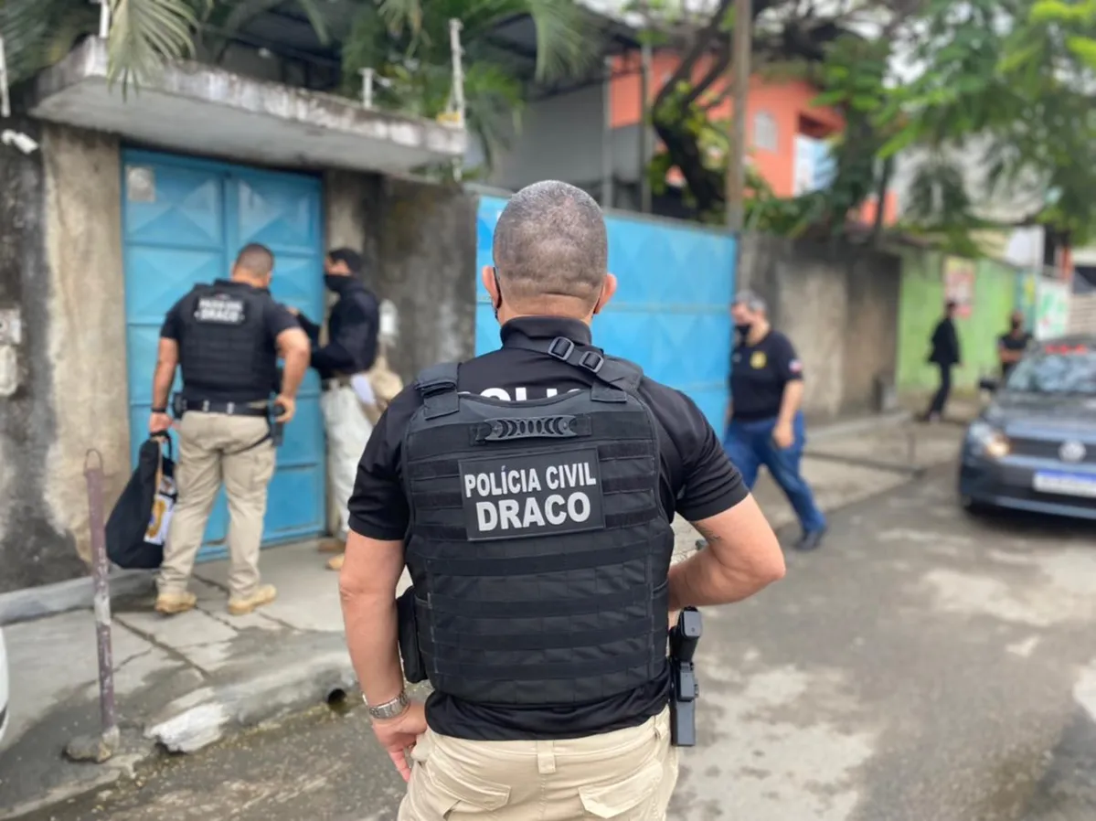 Estão sendo cumpridos um mandado de prisão e 17 de busca e apreensão em Salvador e Lauro de Freitas | Foto: Ascom-PC