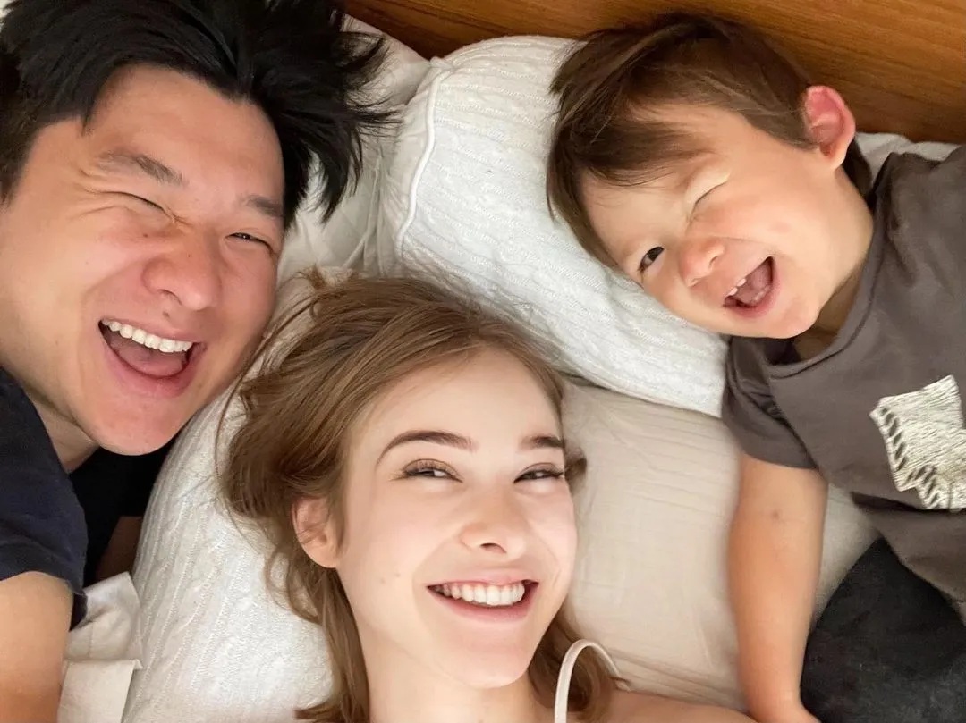 Eles publicaram uma foto do casal ao lado do filho, Jake Lee. | Foto: Reprodução/ Instagram
