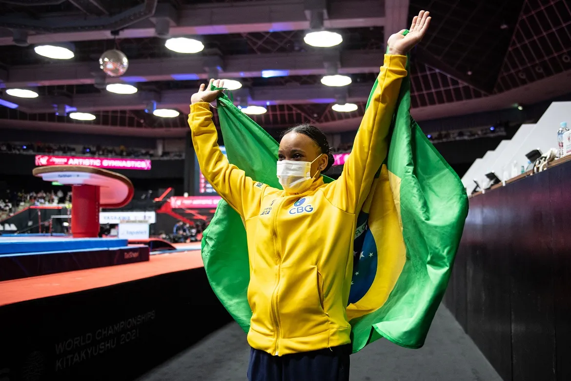No domingo, Rebeca Andrade ainda compete pela final da trave | Foto: Philip Fong | AFP