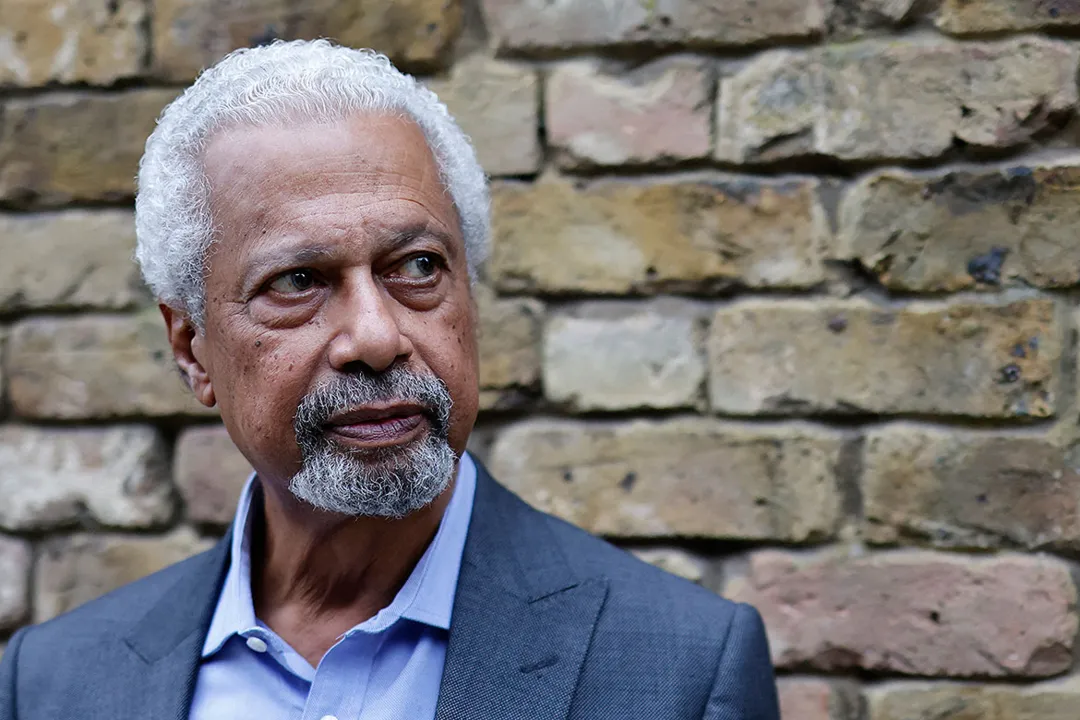 O romancista Abdulrazak Gurnah, de 72 anos, foi laureado na quinta,7, com o prêmio máximo da literatura por seu relato inabalável dos efeitos do colonialismo e da emigração na vida dos refugiados | Foto: Tolga Akmen | AFP