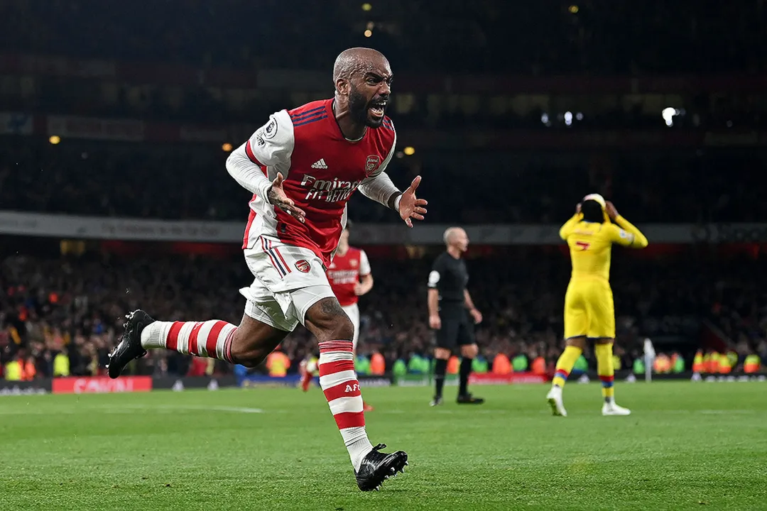 O francês Alexandre Lacazette empatou a partida para os Gunners no minutos finais | Foto: AFP