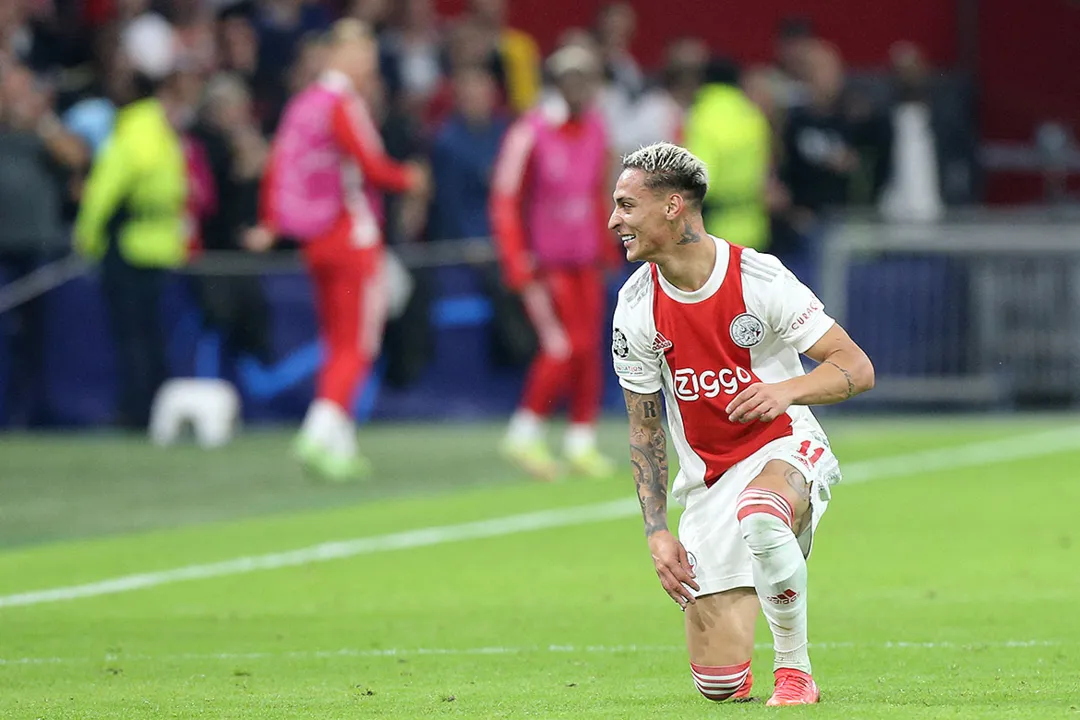 Antony comemora gol do Ajax sobre o Dortmund | Foto: AFP