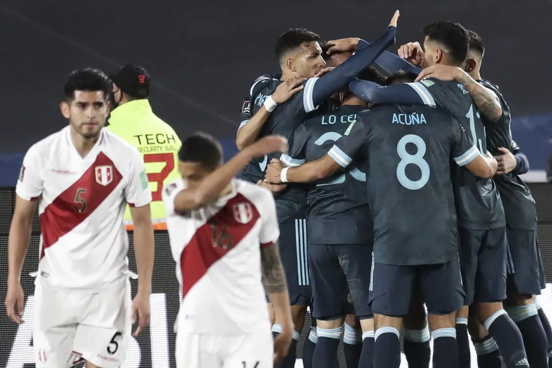 Os argentinos seguem invictos no toreneio classificatório para o Mundial do Catar | Foto: Alejandro Pagni | AFP