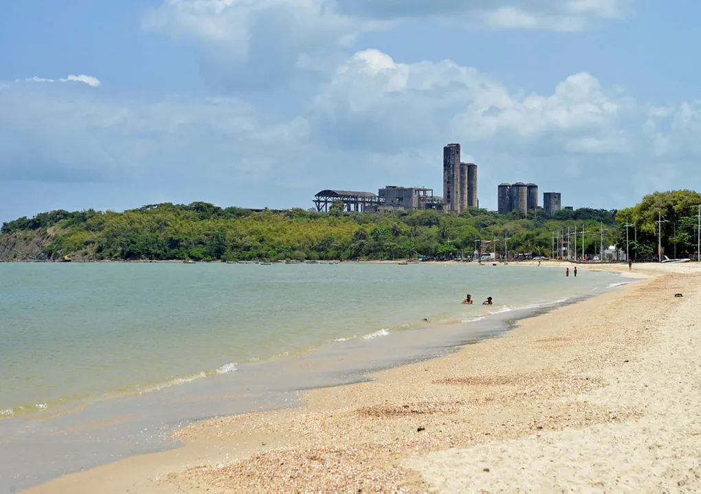 Visão da praia de Tubarão e as ruínas da fábrica | Foto: Shirley Stolze | Ag. A TARDE