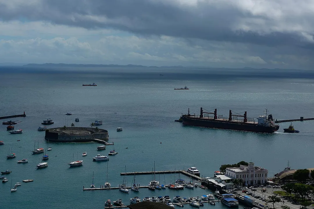 Segunda maior baía do mundo, com extensão de 1.233 mil km² e águas mornas e calmas, a Baía de Todos-os-Santos atrai visitantes para a prática de esportes e lazer | Foto: Rafael Martins | Ag: A TARDE