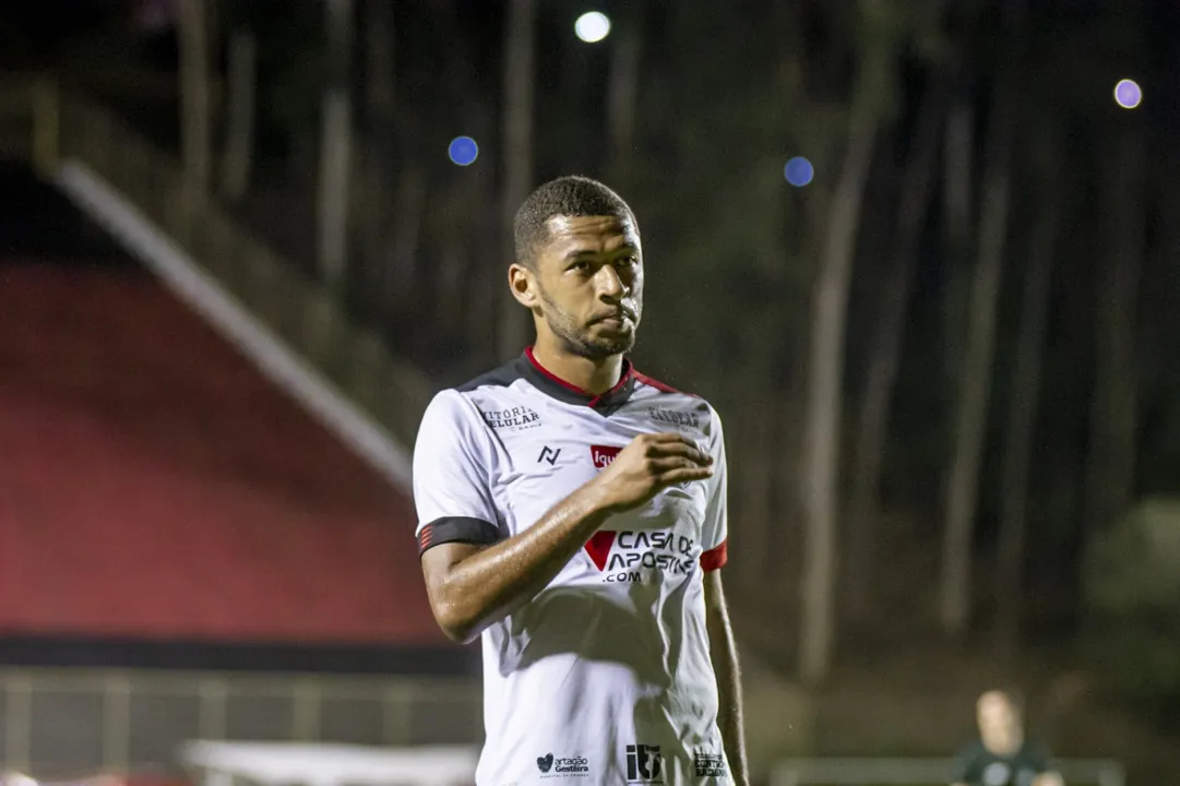 O atacante marcou o primeiro gol dele e o primeiro do Vitória no triunfo contra o Itabaiana | Foto: Pietro Carpi | EC Vitória