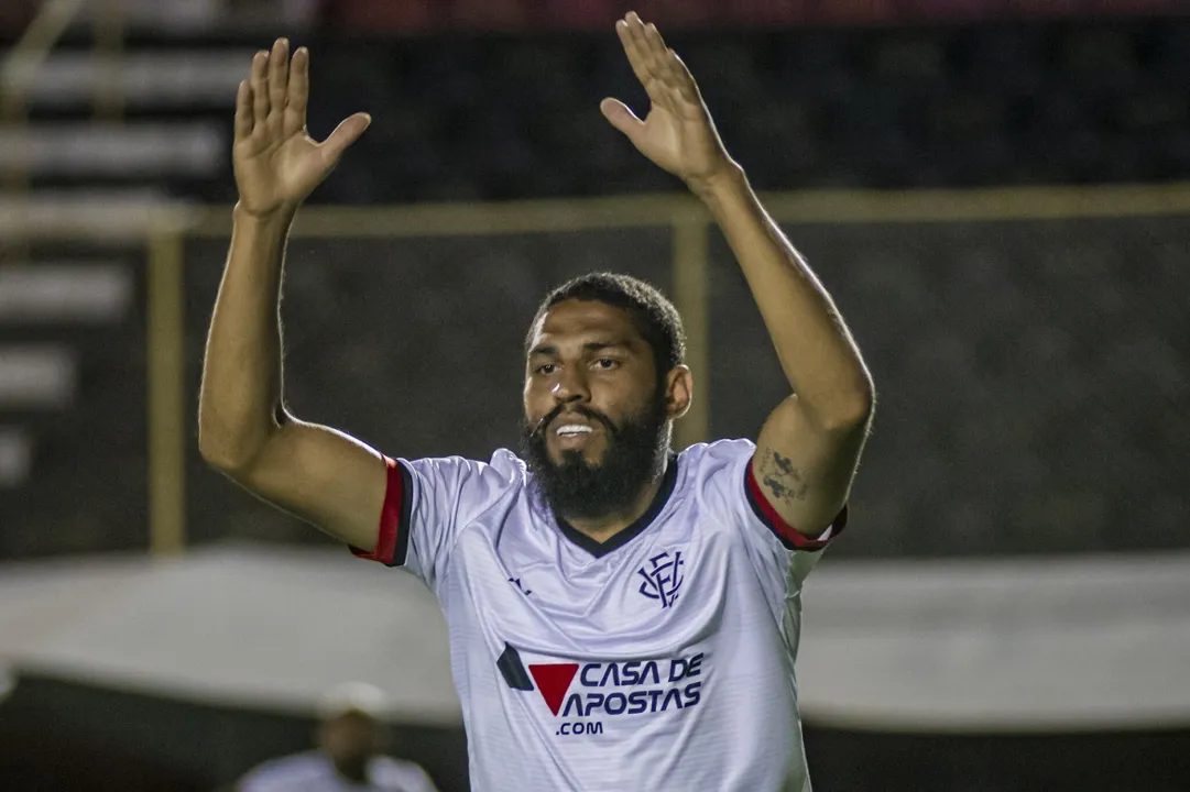 O capitão rubro-negro ainda lamentou a lesão de Mateus Moraes, mas disse que quem entrar dará conta do recado | Foto: Pietro Carpi | EC Vitória