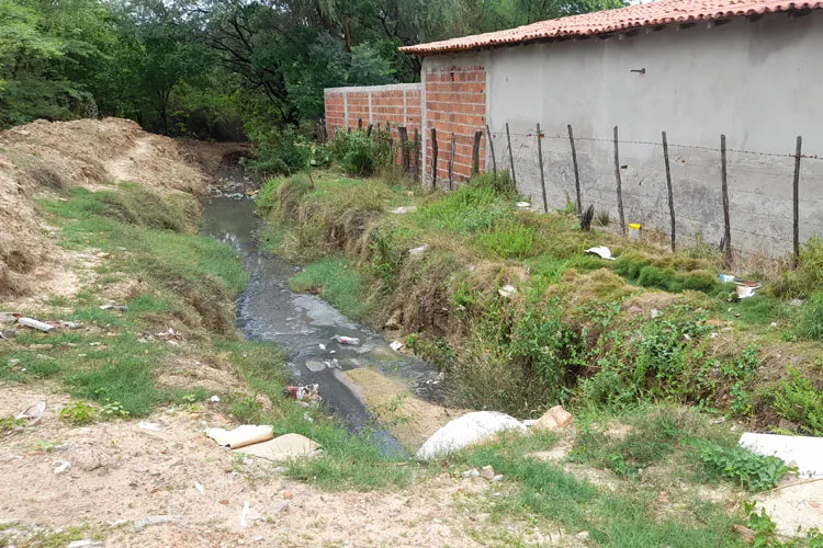 O mau cheiro que exala do esgoto é tão forte que os moradores sentem ardência no nariz e dor de cabeça.