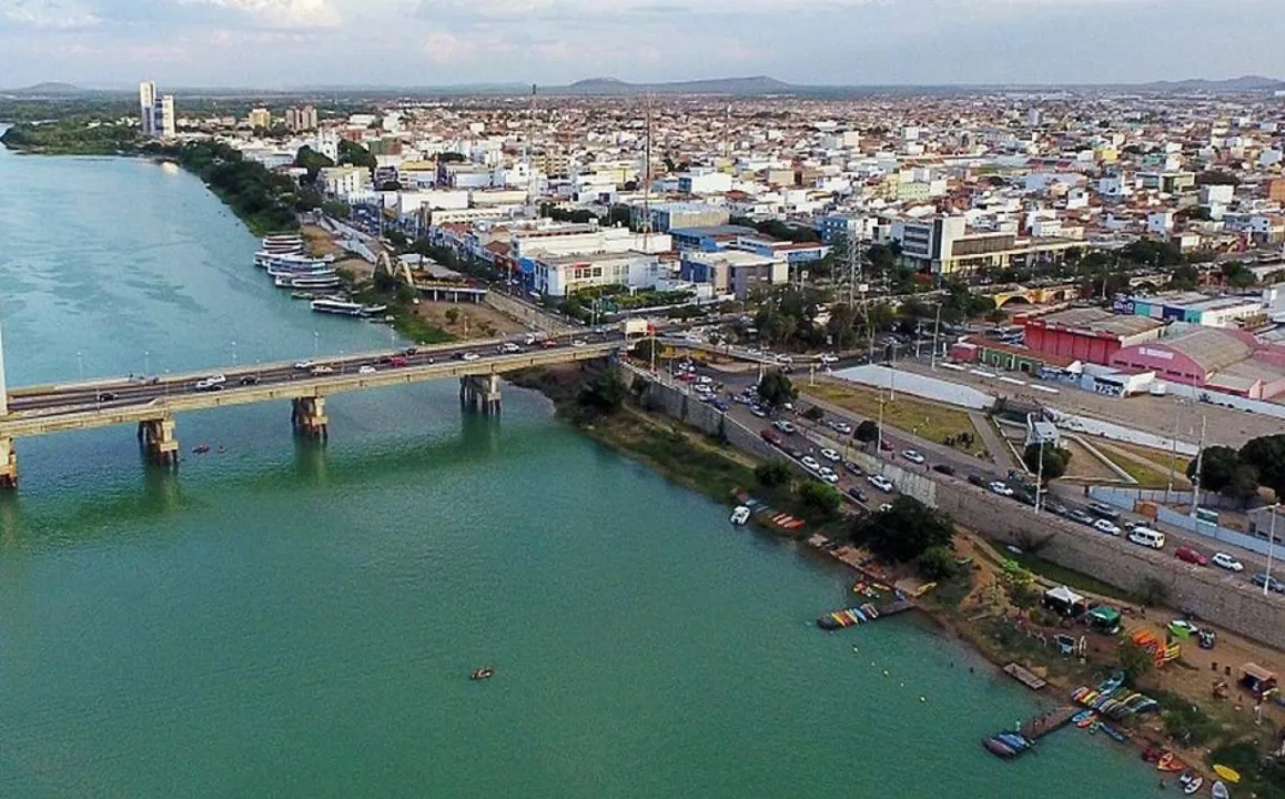 As ligações clandestinas espalhados pela cidade tem prejudicado o abastecimento em algumas áreas.
