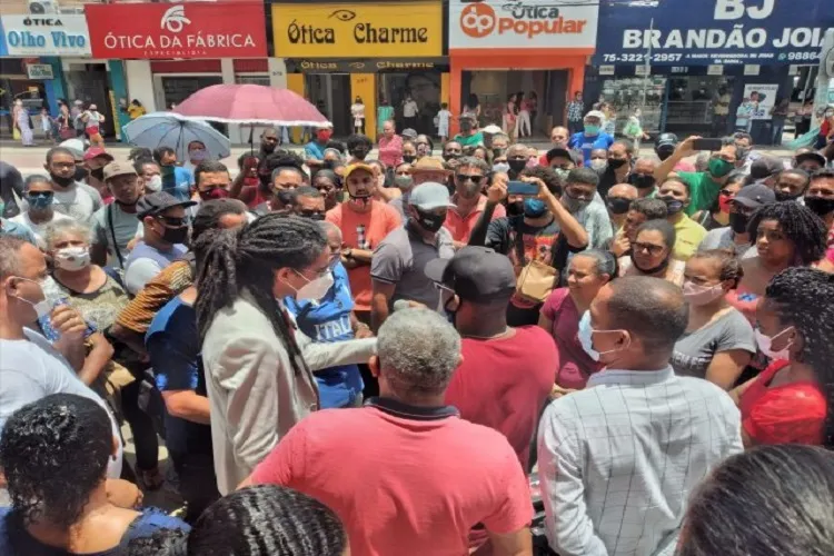 Manifestantes pedem audiência urgente com o prefeito Colbert Martins | Foto: Ney Silva |Acorda Cidade