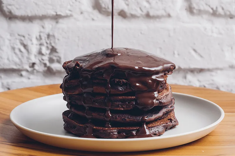 Confira a receita simples de panqueca com cobertura de chocolate | Foto: Reprodução