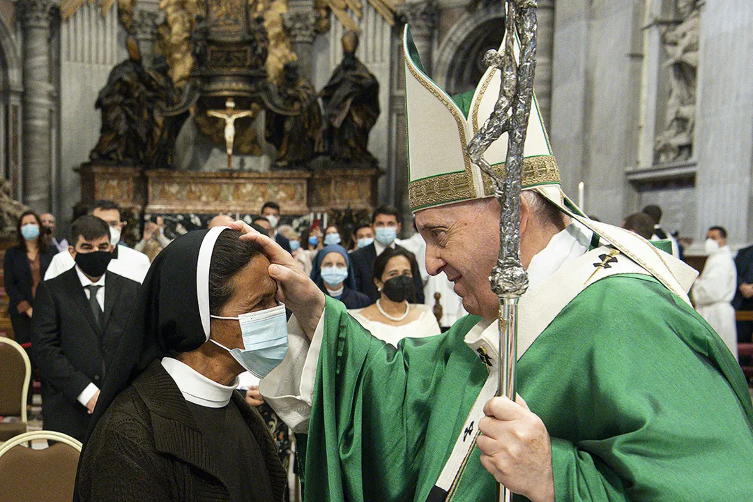 De acordo com a agência especializada do Vaticano I-media, após a celebração, o papa Francisco foi até ela para abençoá-la | Foto: AFP