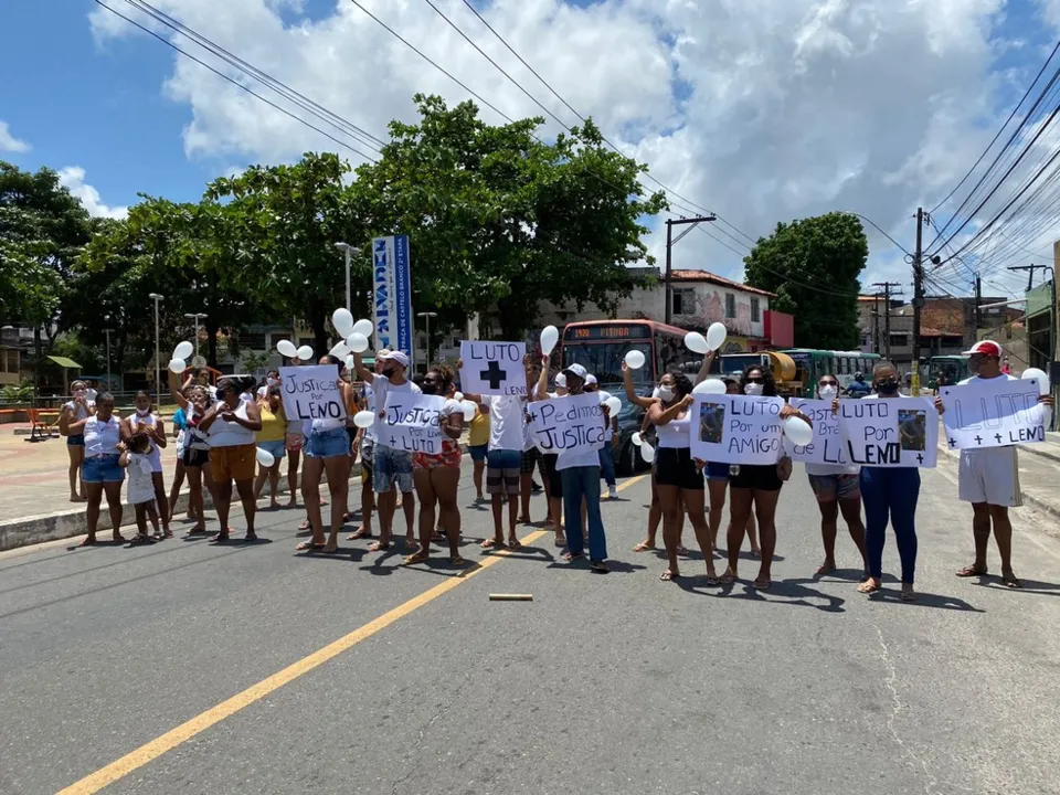 Vestidos de branco, parentes e amigos do comerciante Leneilson Sales de Jesus protestaram em Castelo Branco